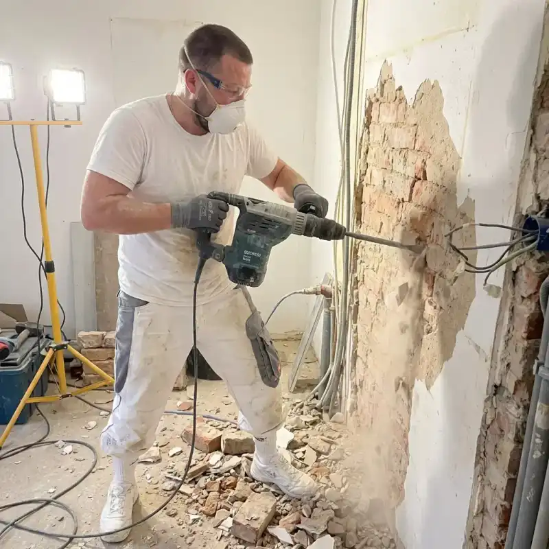 Ayan bei Abbrucharbeiten