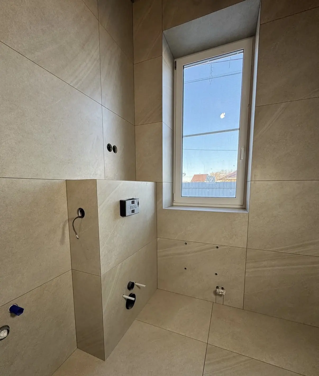 Fliesenarbeiten im Bad — Sandstein-Optik mit Fensterlaibung