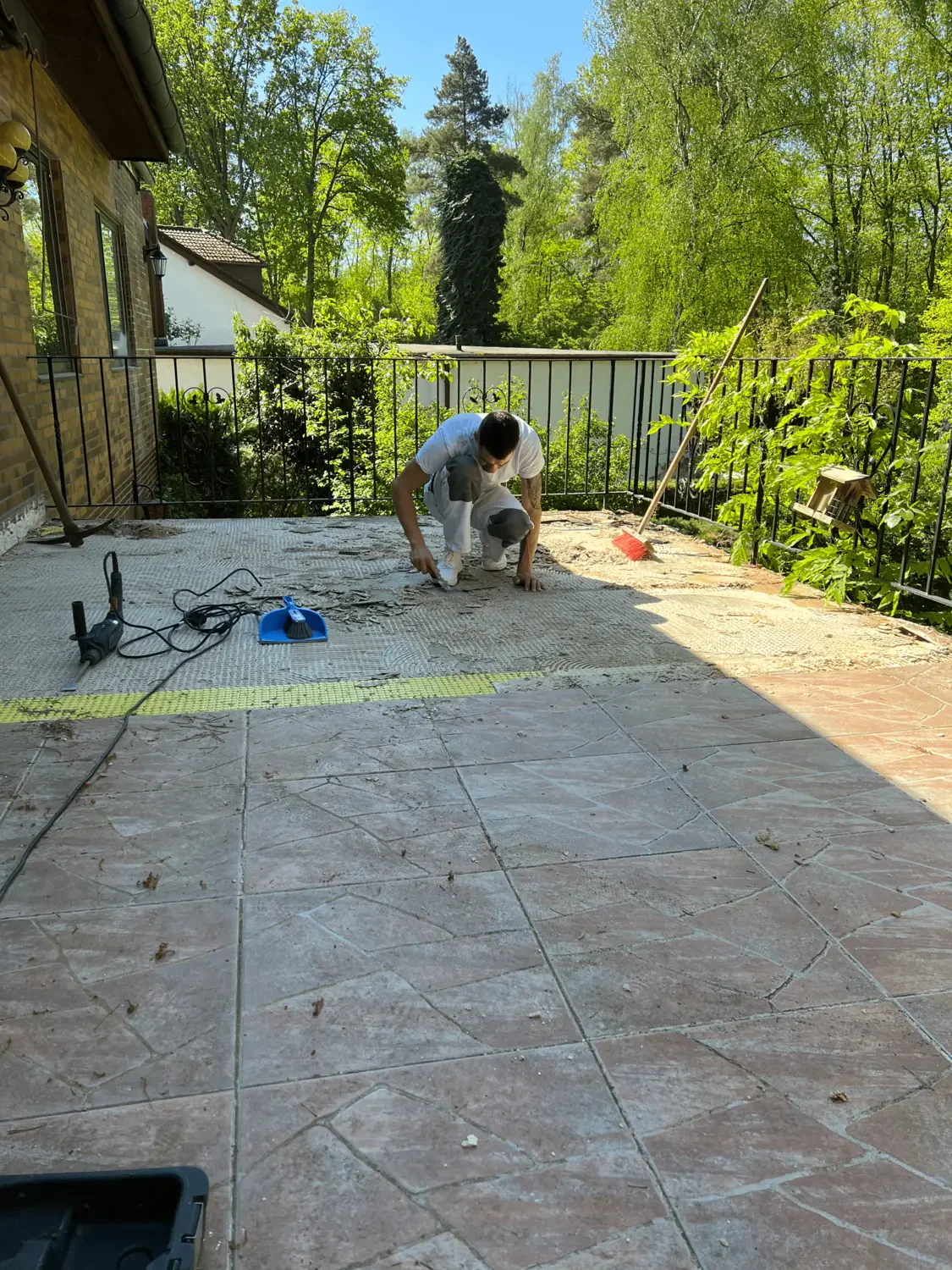 Vasil bei Terrassenarbeiten im Freien